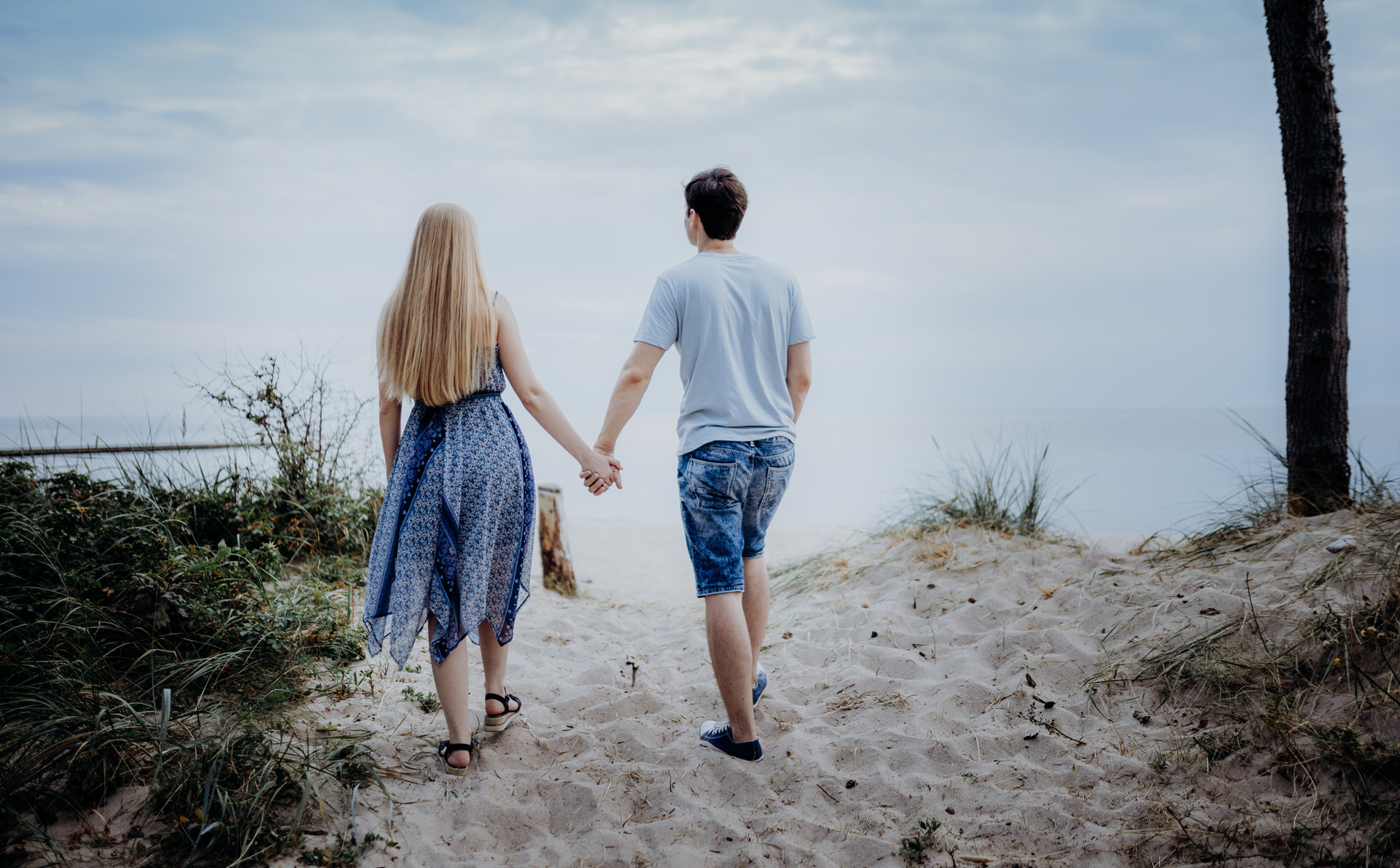 Sesja narzeczeńska na plaży nad morzem