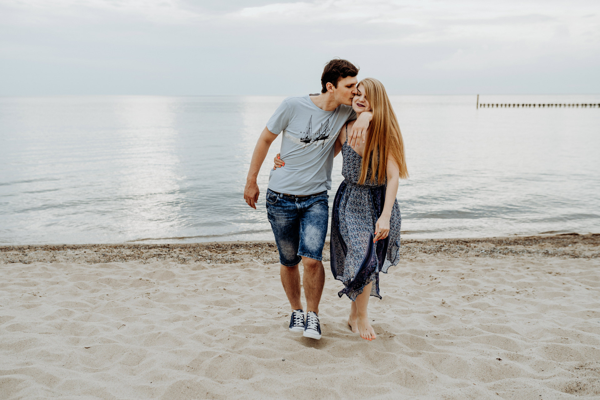 Sesja narzeczeńska na plaży nad morzem