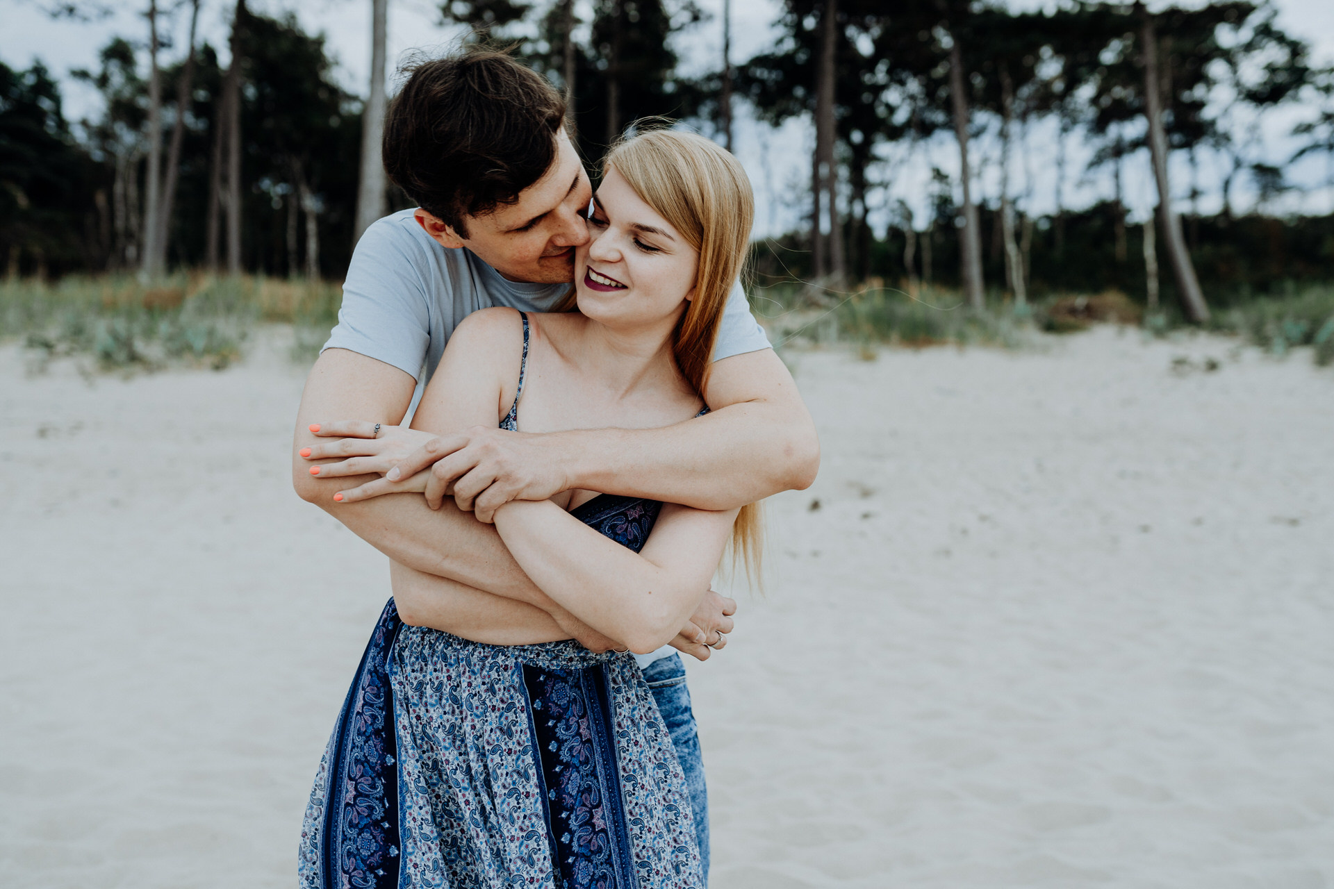 Sesja narzeczeńska na plaży nad morzem