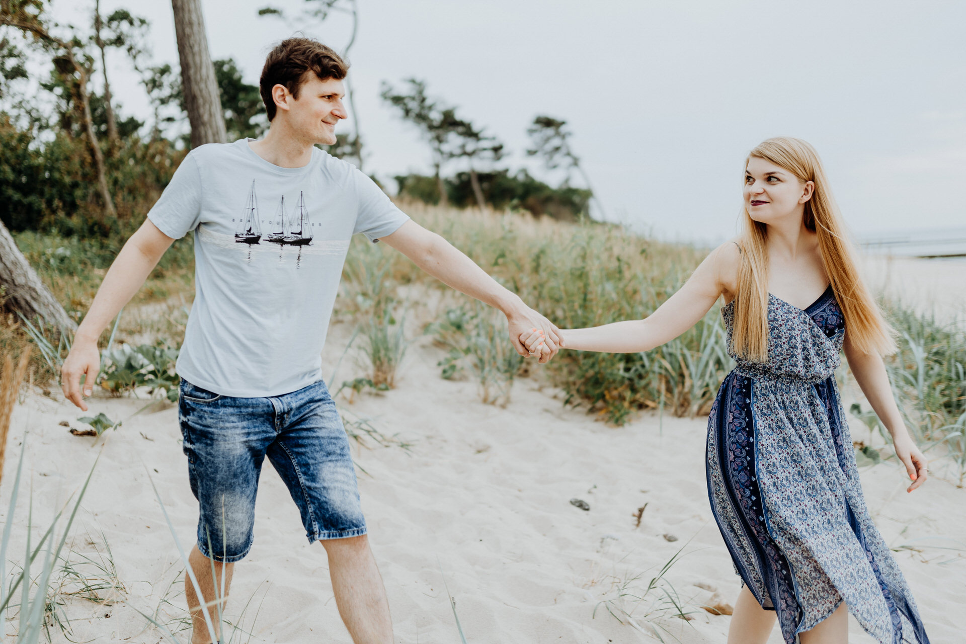 Sesja narzeczeńska na plaży nad morzem