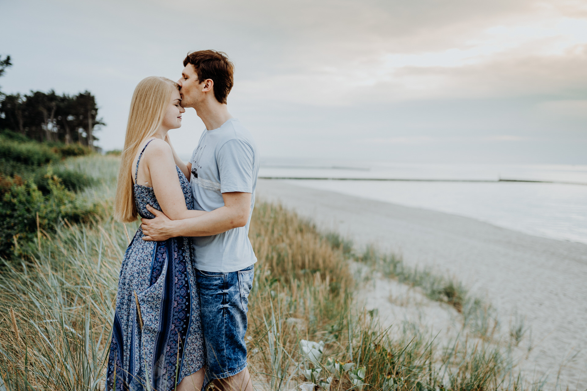 Sesja narzeczeńska na plaży nad morzem
