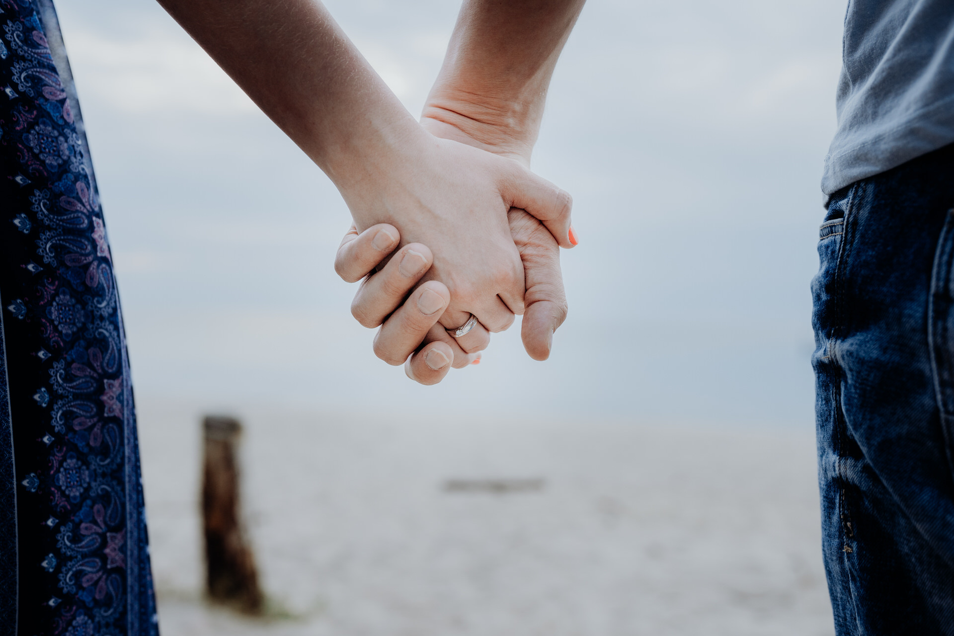 Sesja narzeczeńska na plaży nad morzem