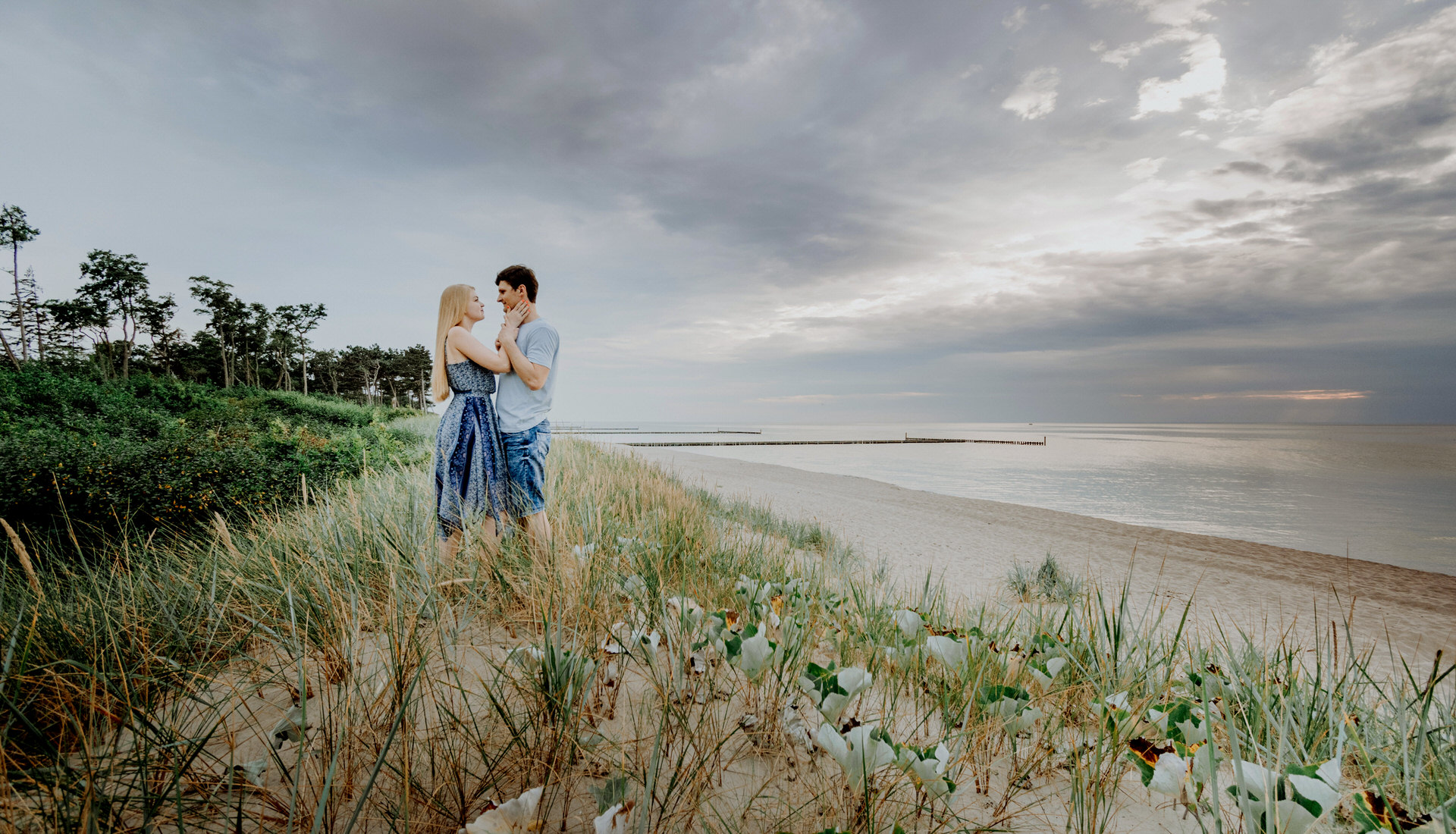 Sesja narzeczeńska na plaży nad morzem