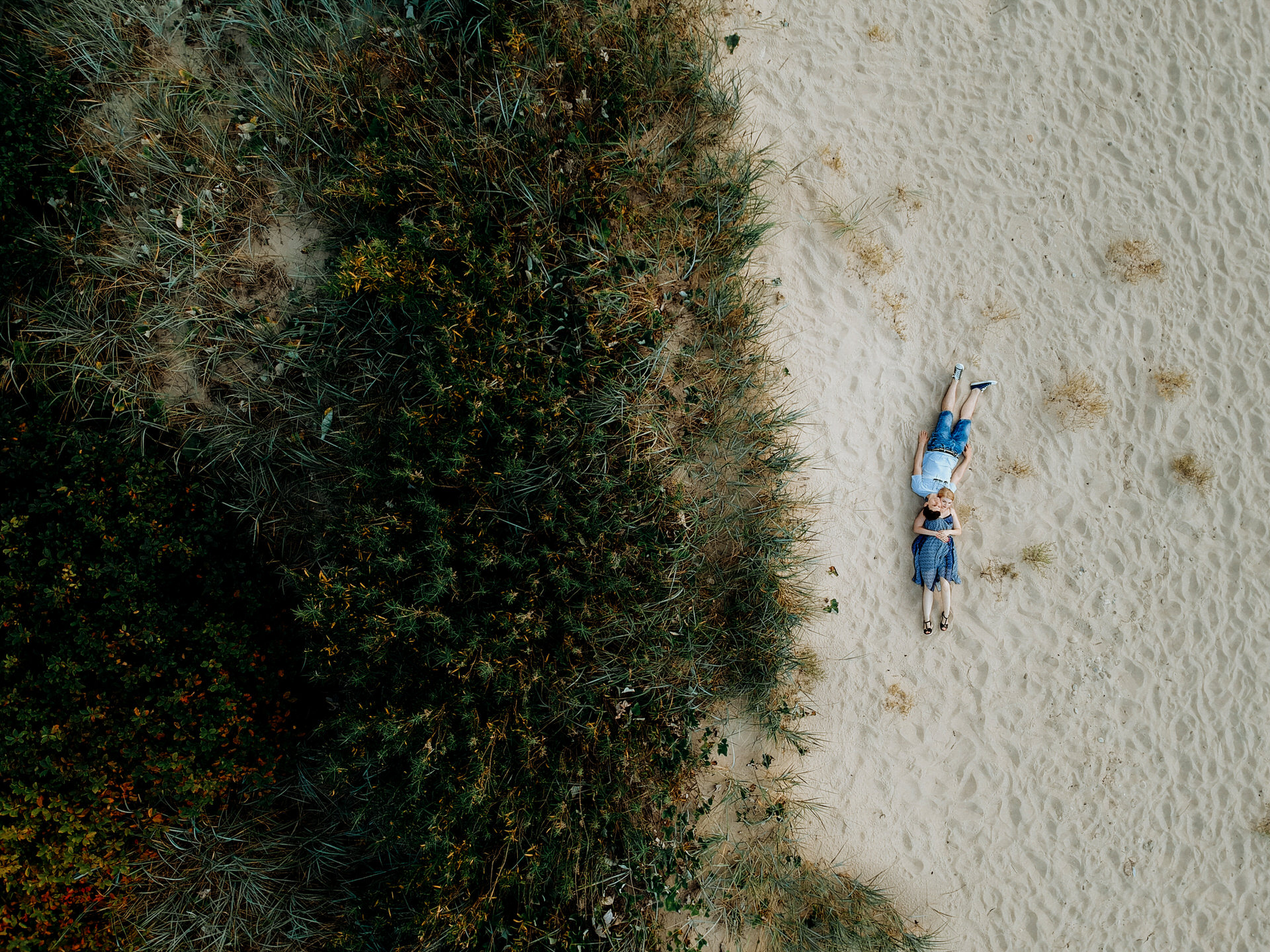 Sesja narzeczeńska na plaży nad morzem