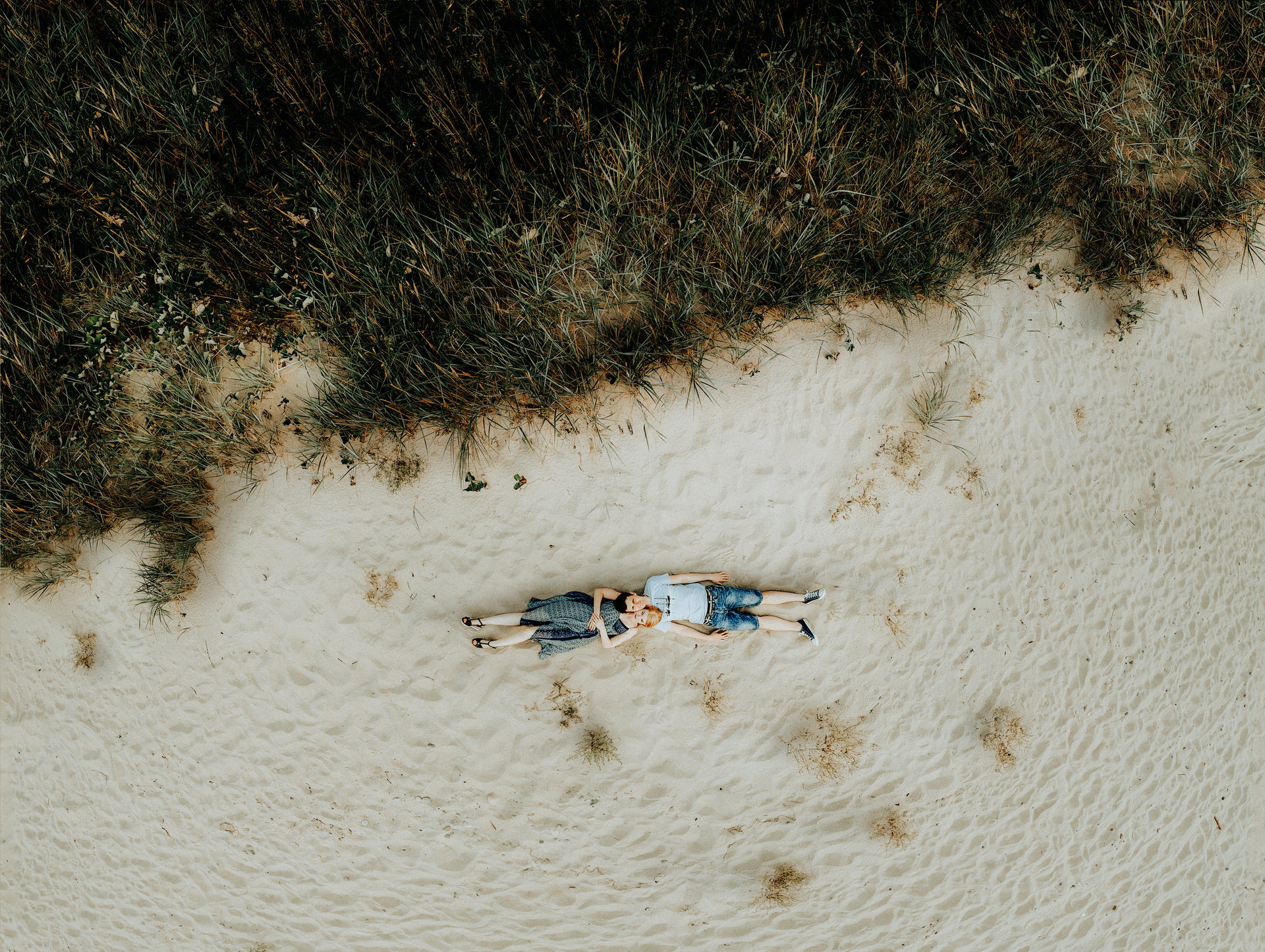 Sesja narzeczeńska na plaży nad morzem