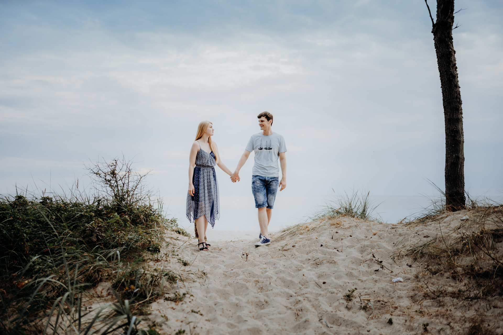 Sesja narzeczeńska na plaży nad morzem