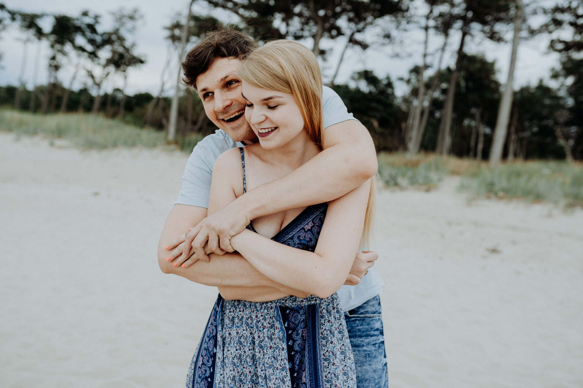 Sesja narzeczeńska na plaży nad morzem