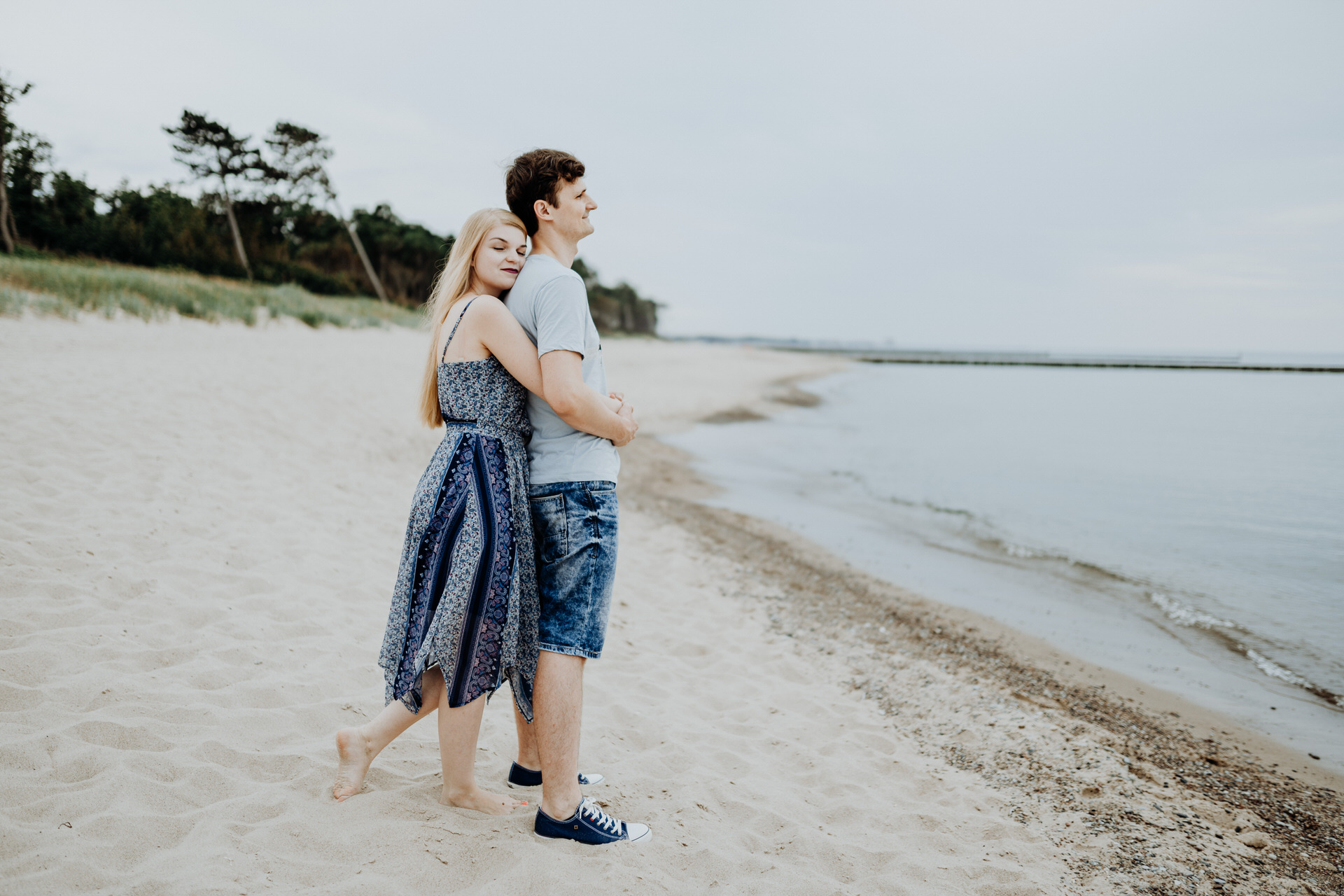 Sesja narzeczeńska na plaży nad morzem