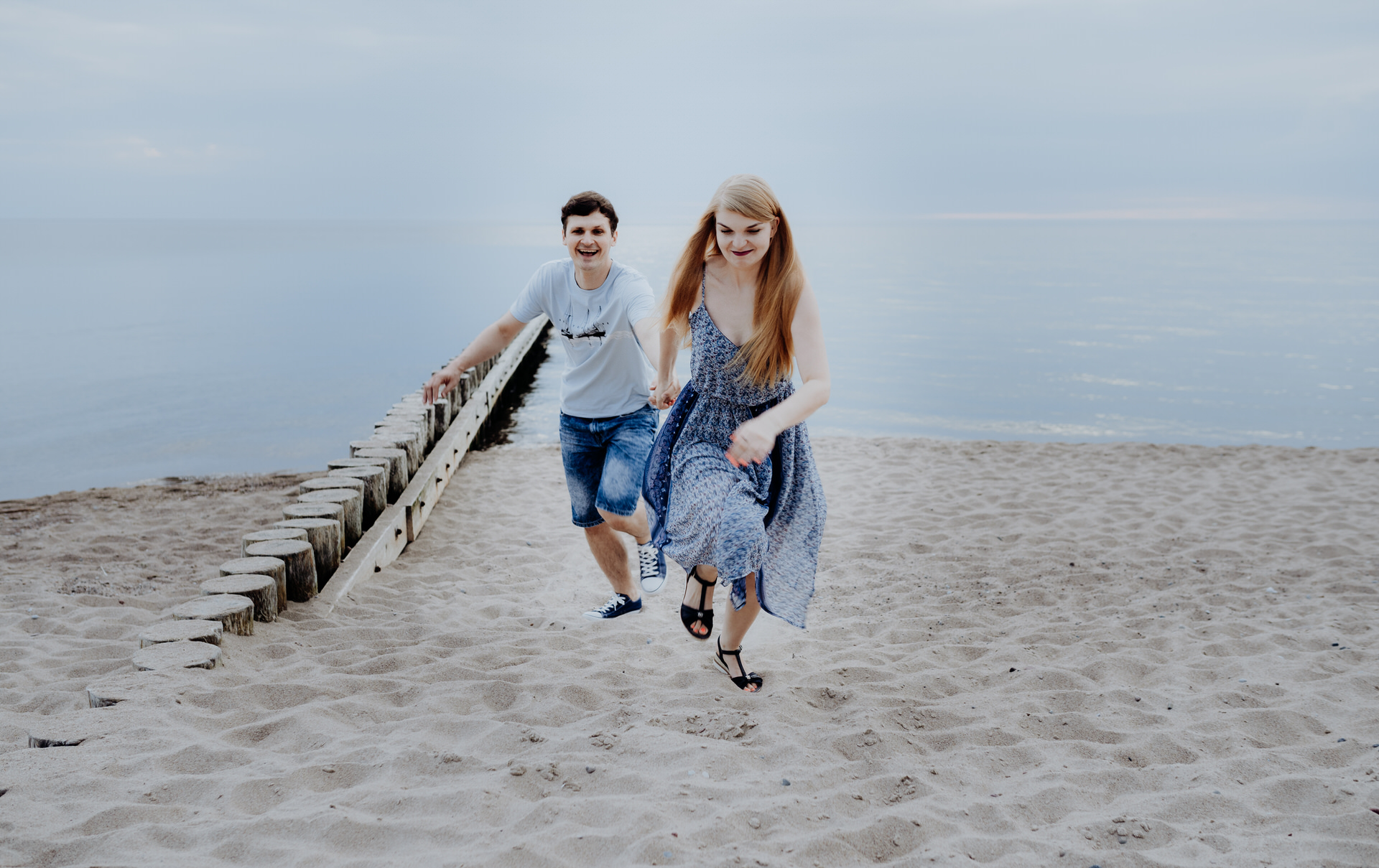 Sesja narzeczeńska na plaży nad morzem