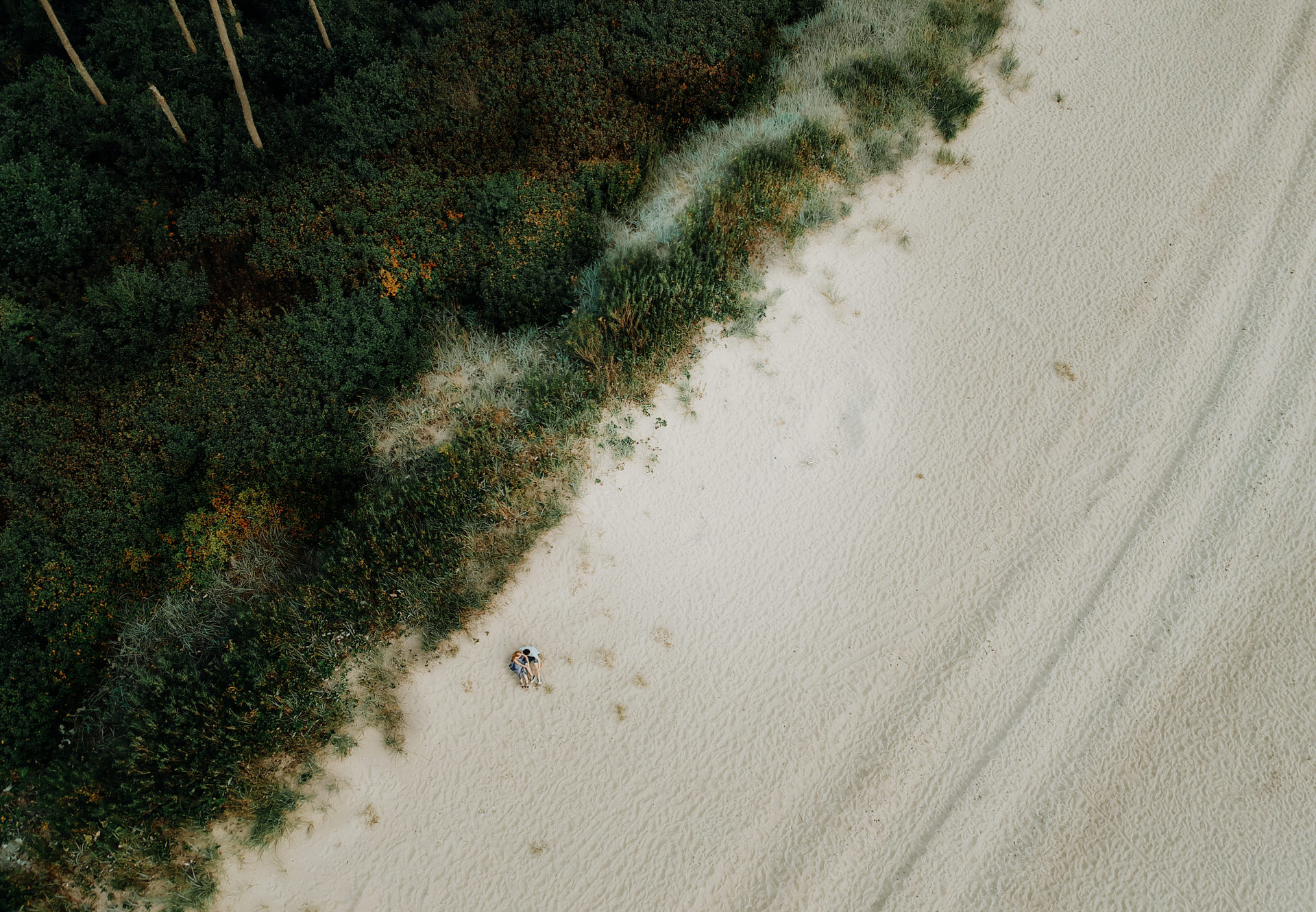 Sesja narzeczeńska na plaży nad morzem