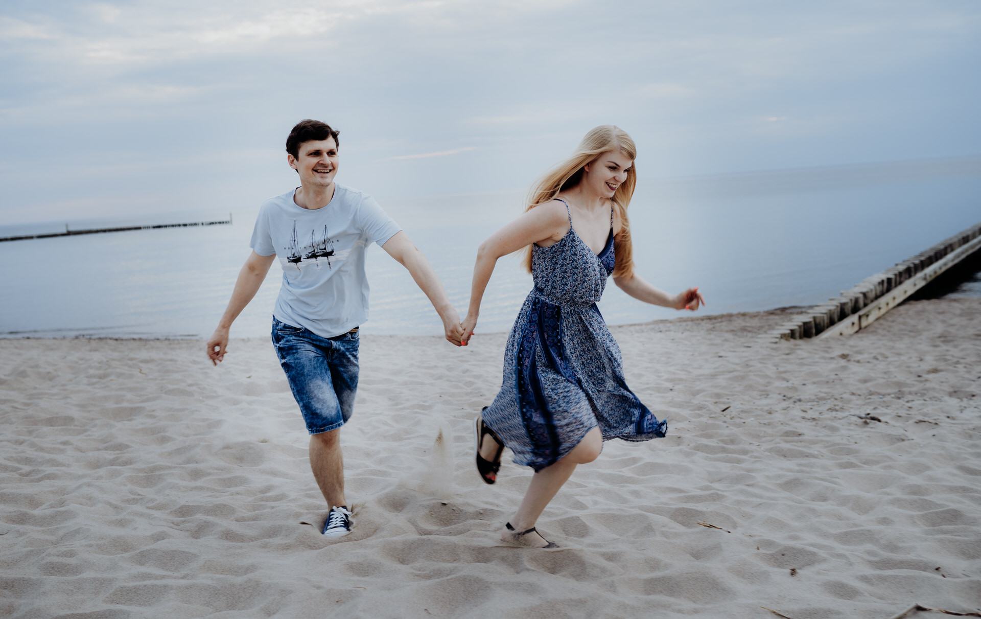 Sesja narzeczeńska na plaży nad morzem