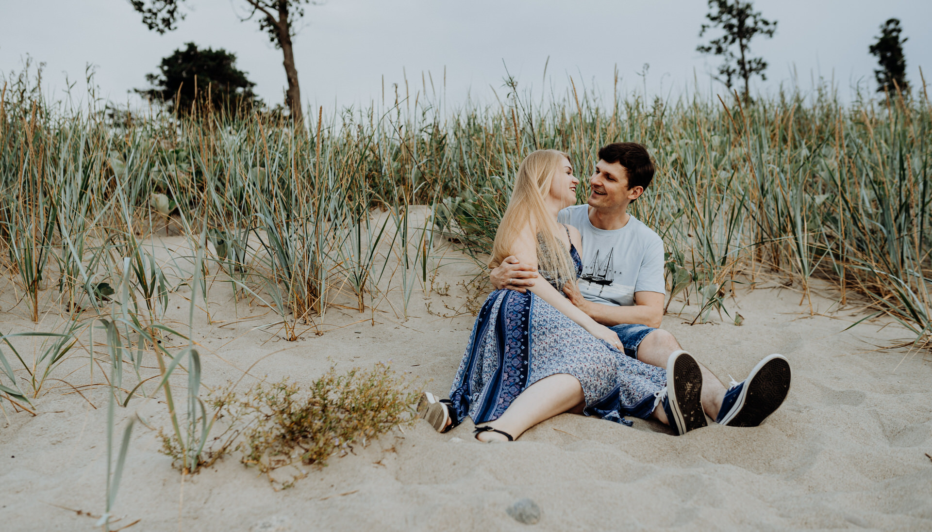 Sesja narzeczeńska na plaży nad morzem