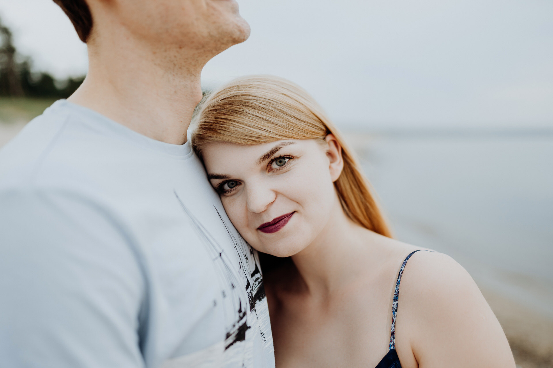 Sesja narzeczeńska na plaży nad morzem