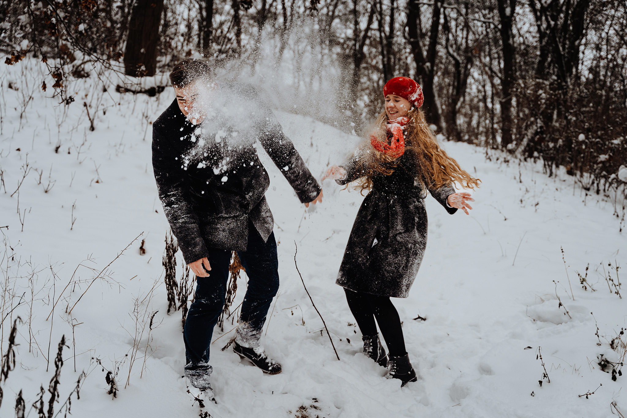 Zimowa sesja fotograficzna narzeczeńska zaręczynowa