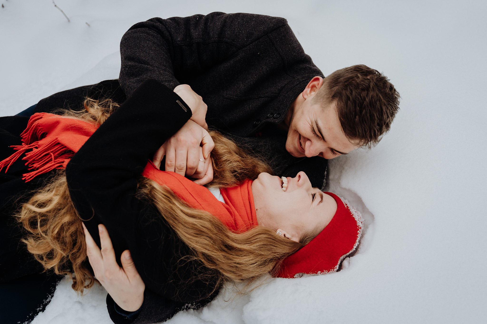 Zimowa sesja fotograficzna narzeczeńska zaręczynowa