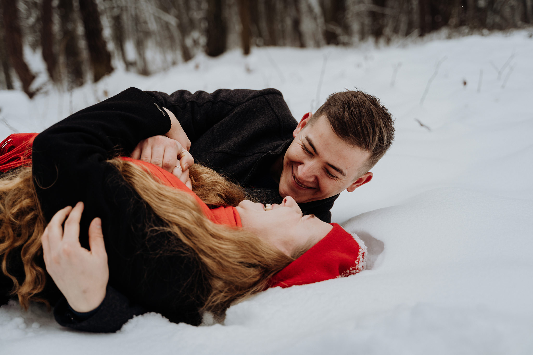 Zimowa sesja fotograficzna narzeczeńska zaręczynowa