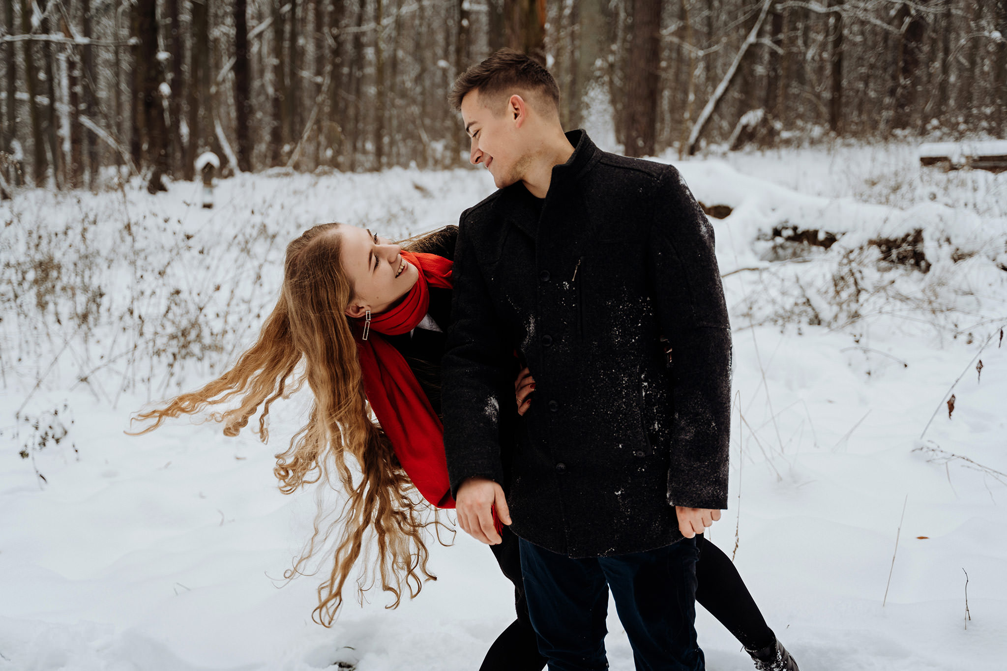 Zimowa sesja fotograficzna narzeczeńska zaręczynowa