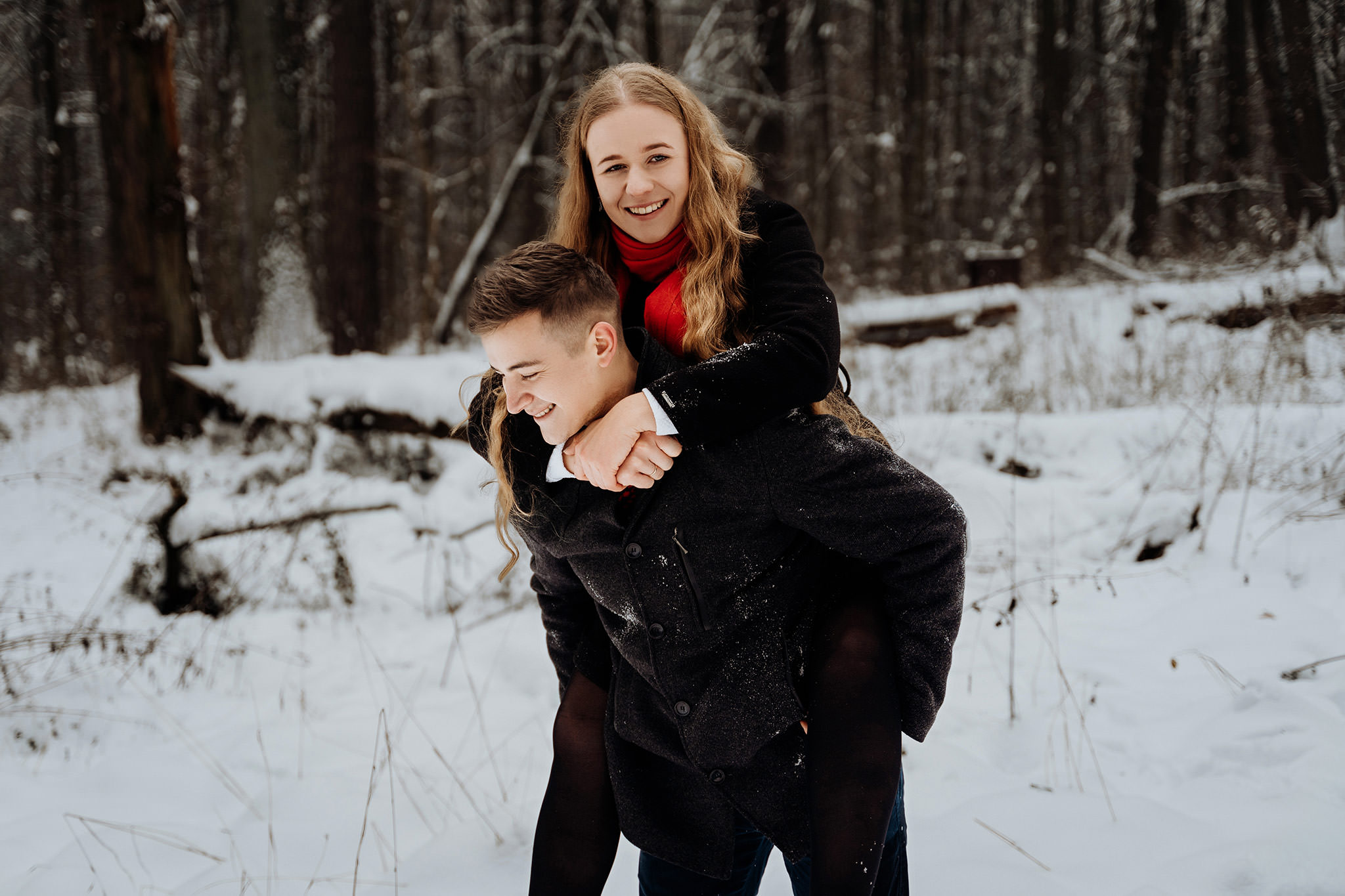 Zimowa sesja fotograficzna narzeczeńska zaręczynowa