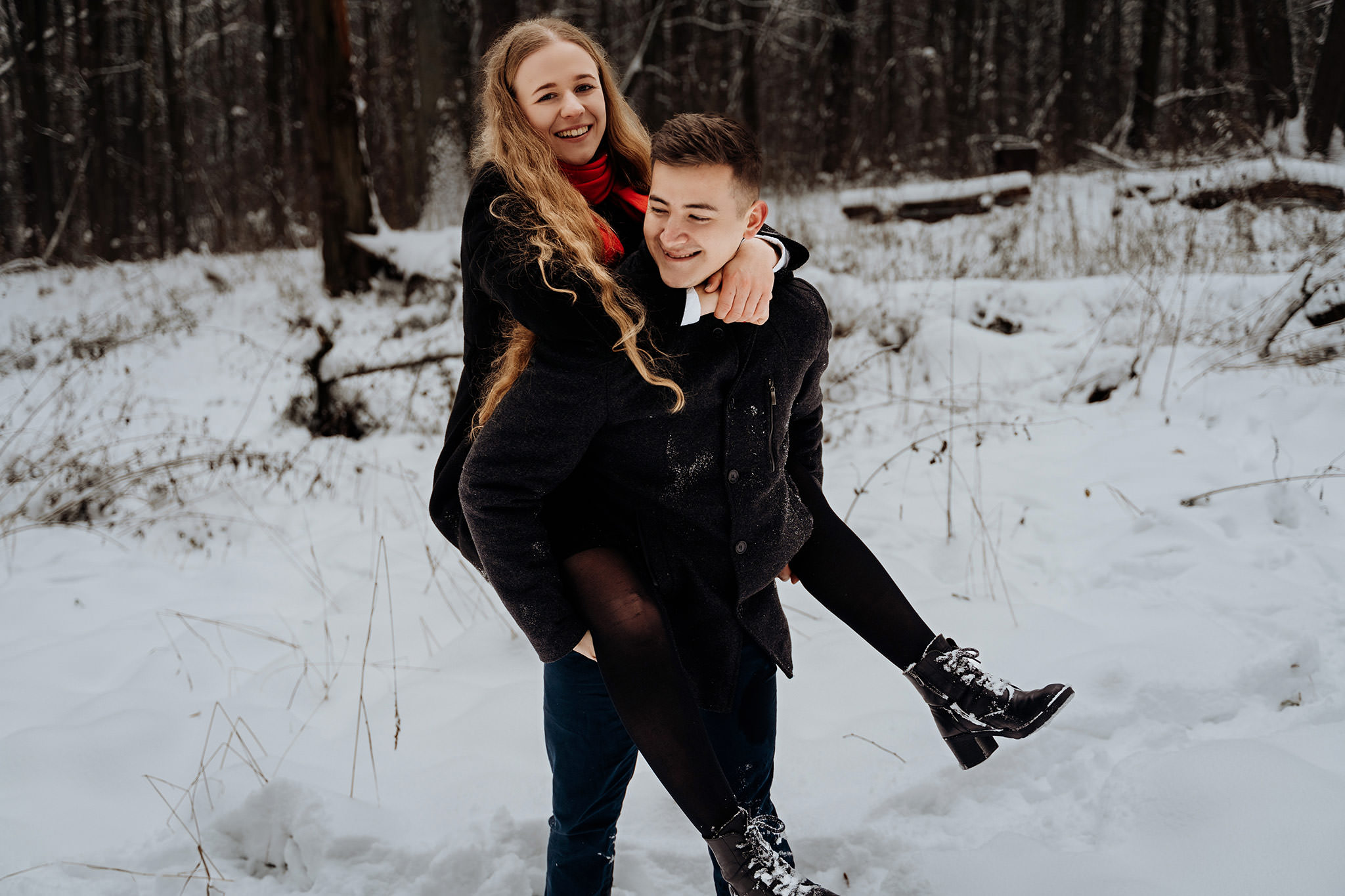 Zimowa sesja fotograficzna narzeczeńska zaręczynowa