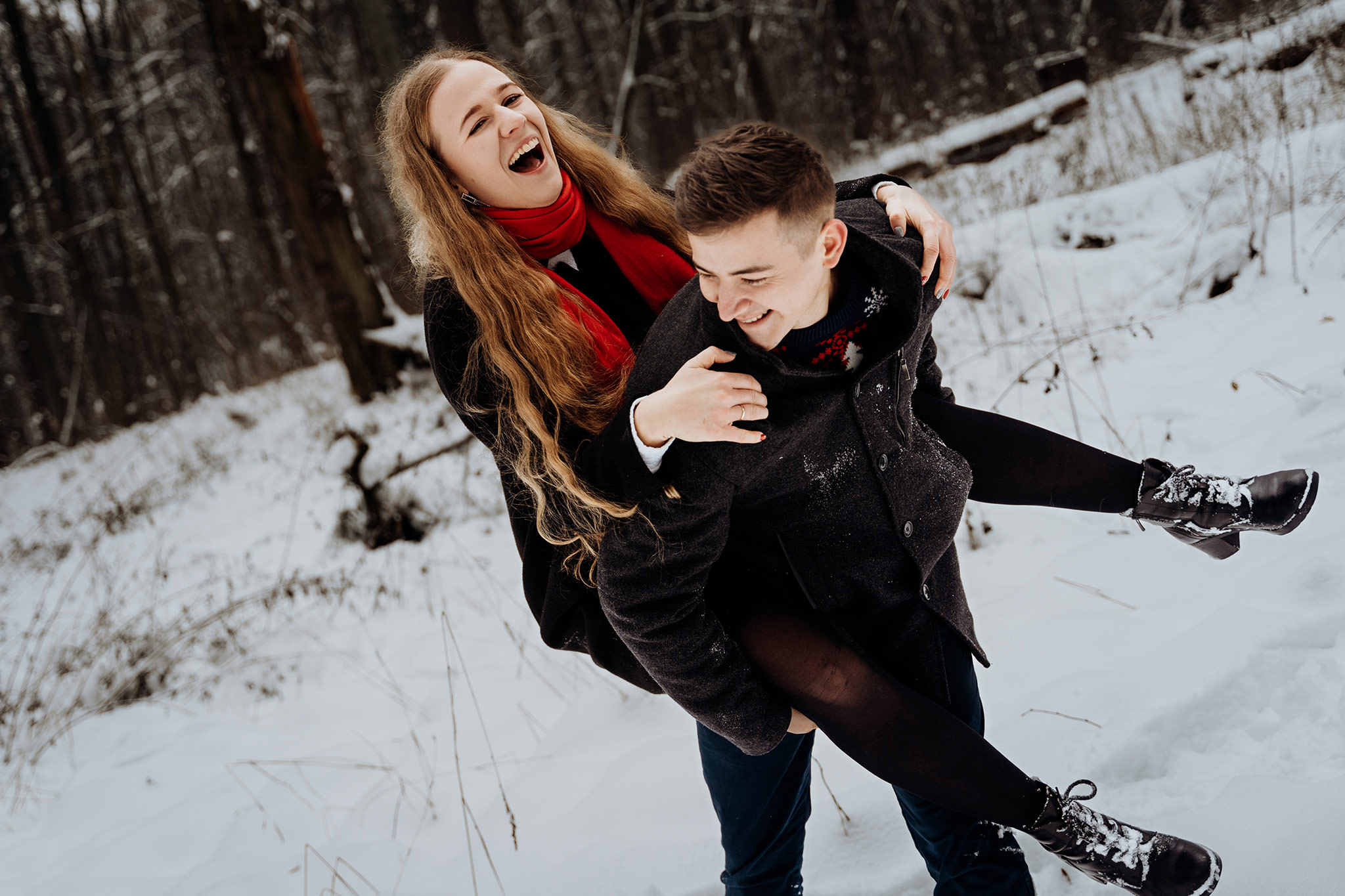 Zimowa sesja fotograficzna narzeczeńska zaręczynowa