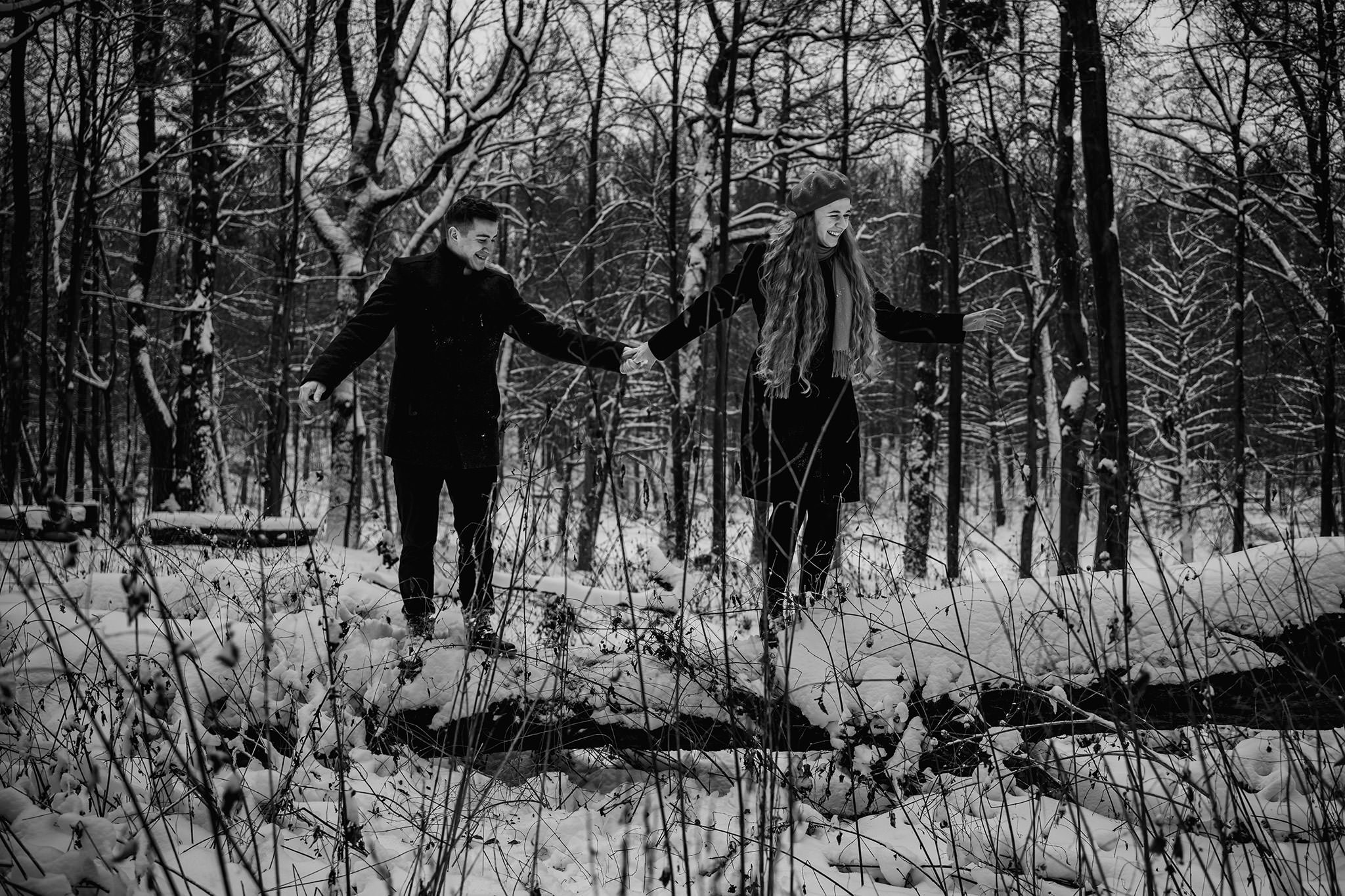 Zimowa sesja fotograficzna narzeczeńska zaręczynowa