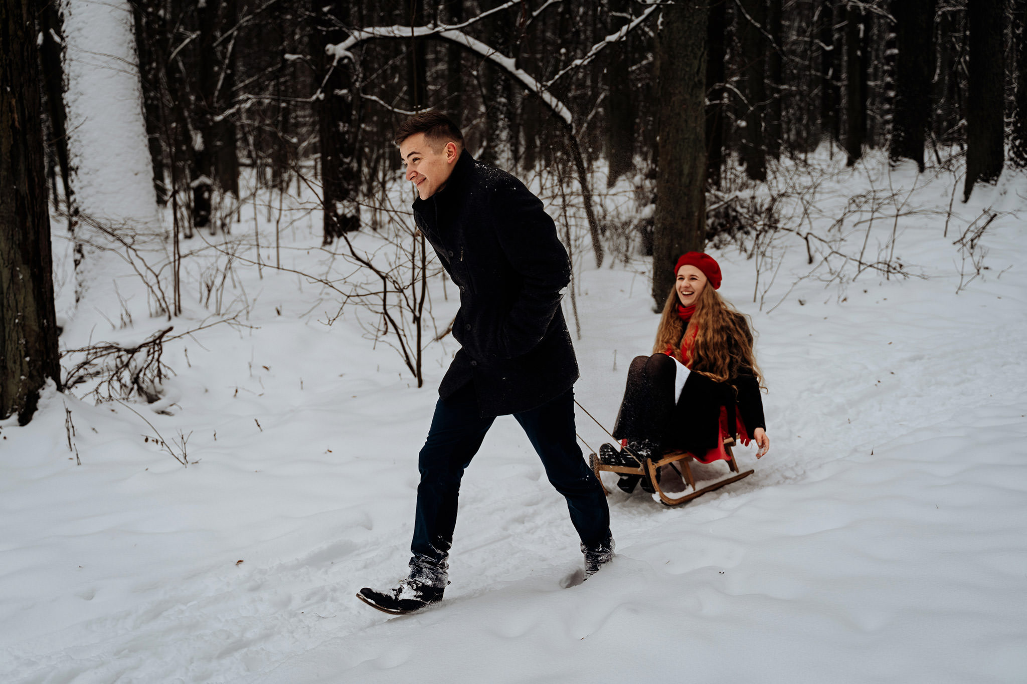 Zimowa sesja fotograficzna narzeczeńska zaręczynowa