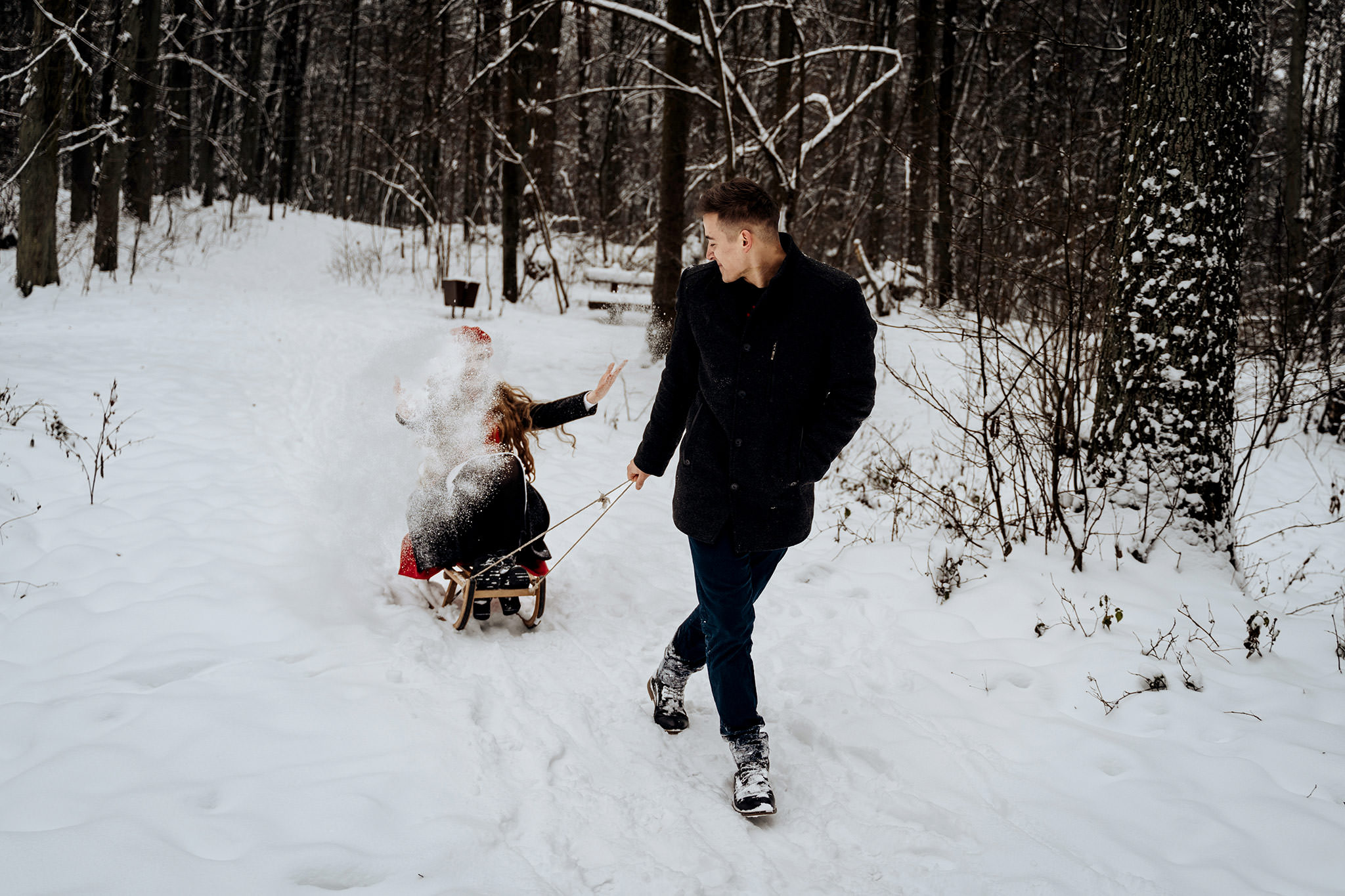 Zimowa sesja fotograficzna narzeczeńska zaręczynowa