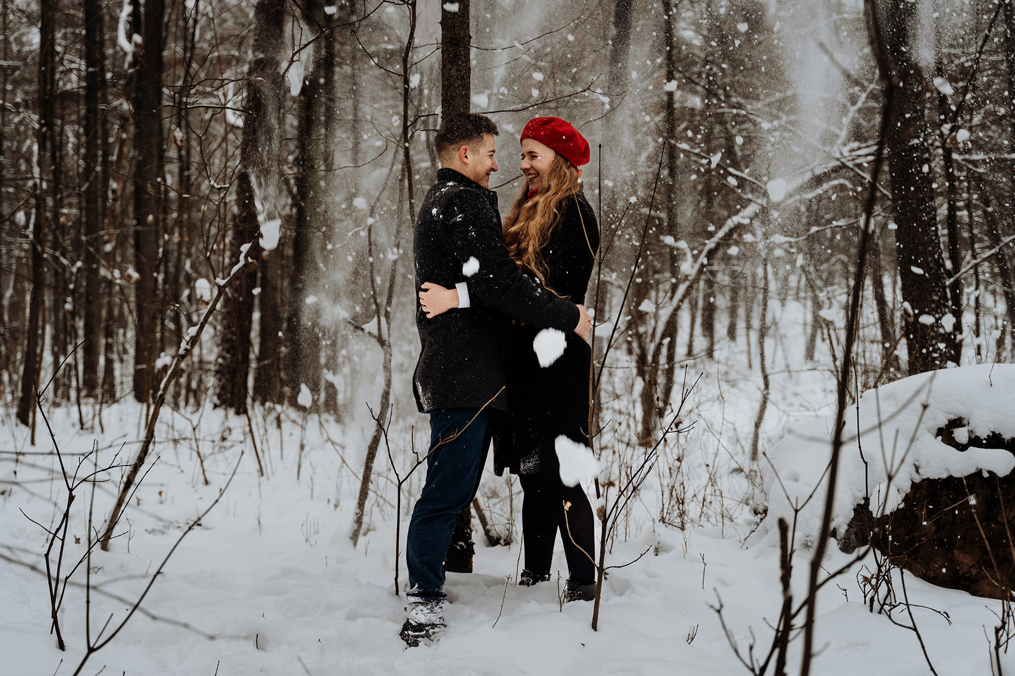 Zimowa sesja fotograficzna narzeczeńska zaręczynowa