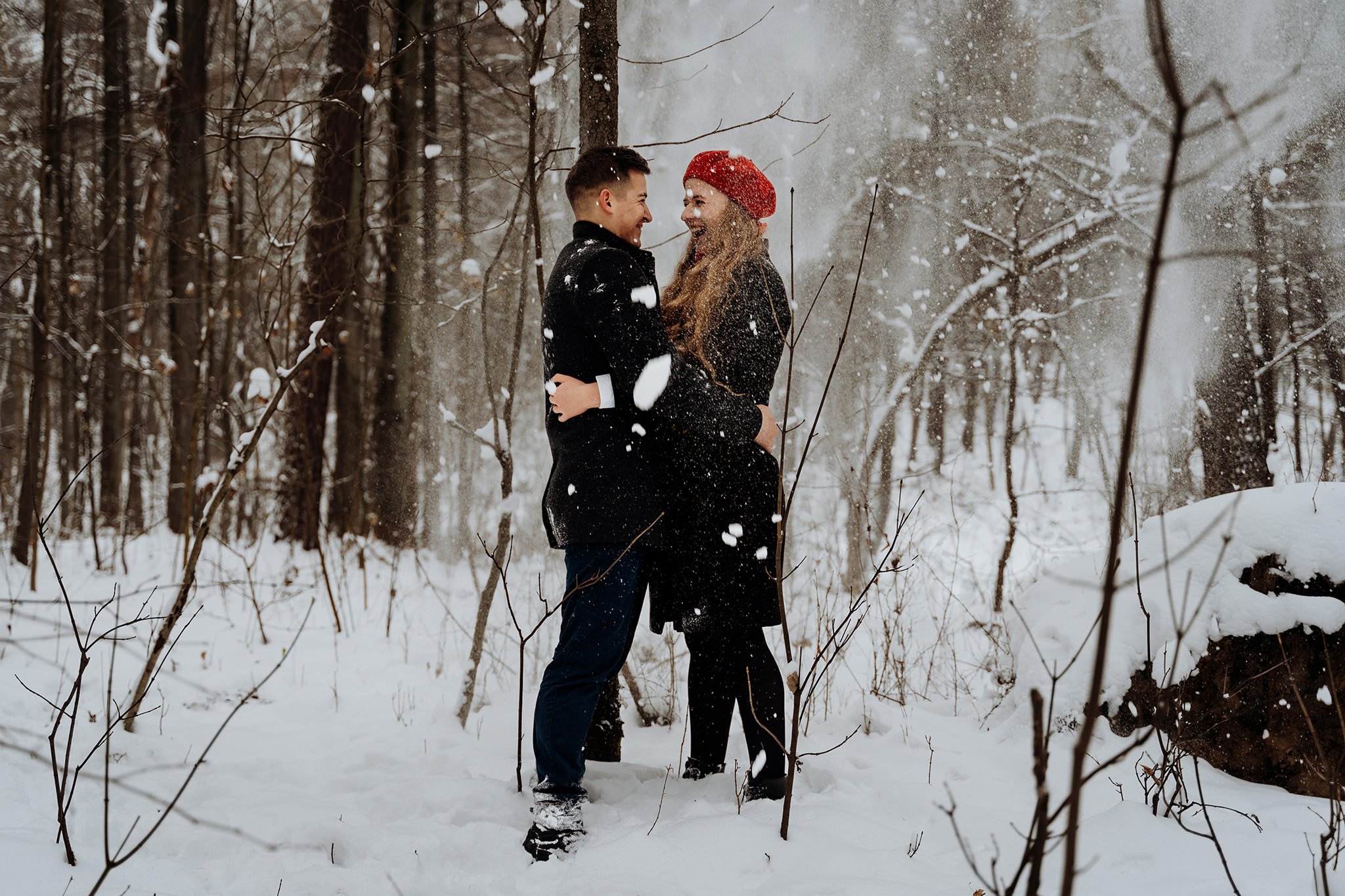 Zimowa sesja fotograficzna narzeczeńska zaręczynowa