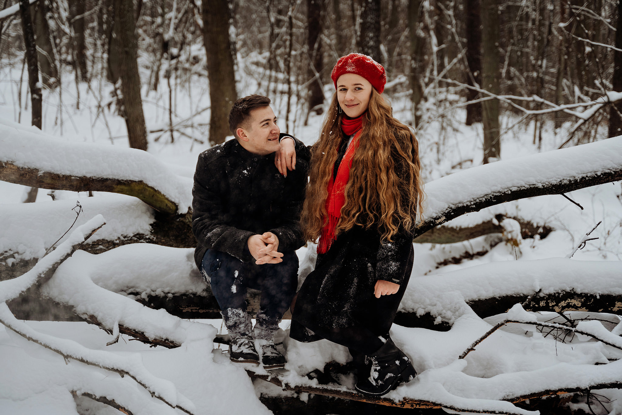 Zimowa sesja fotograficzna narzeczeńska zaręczynowa