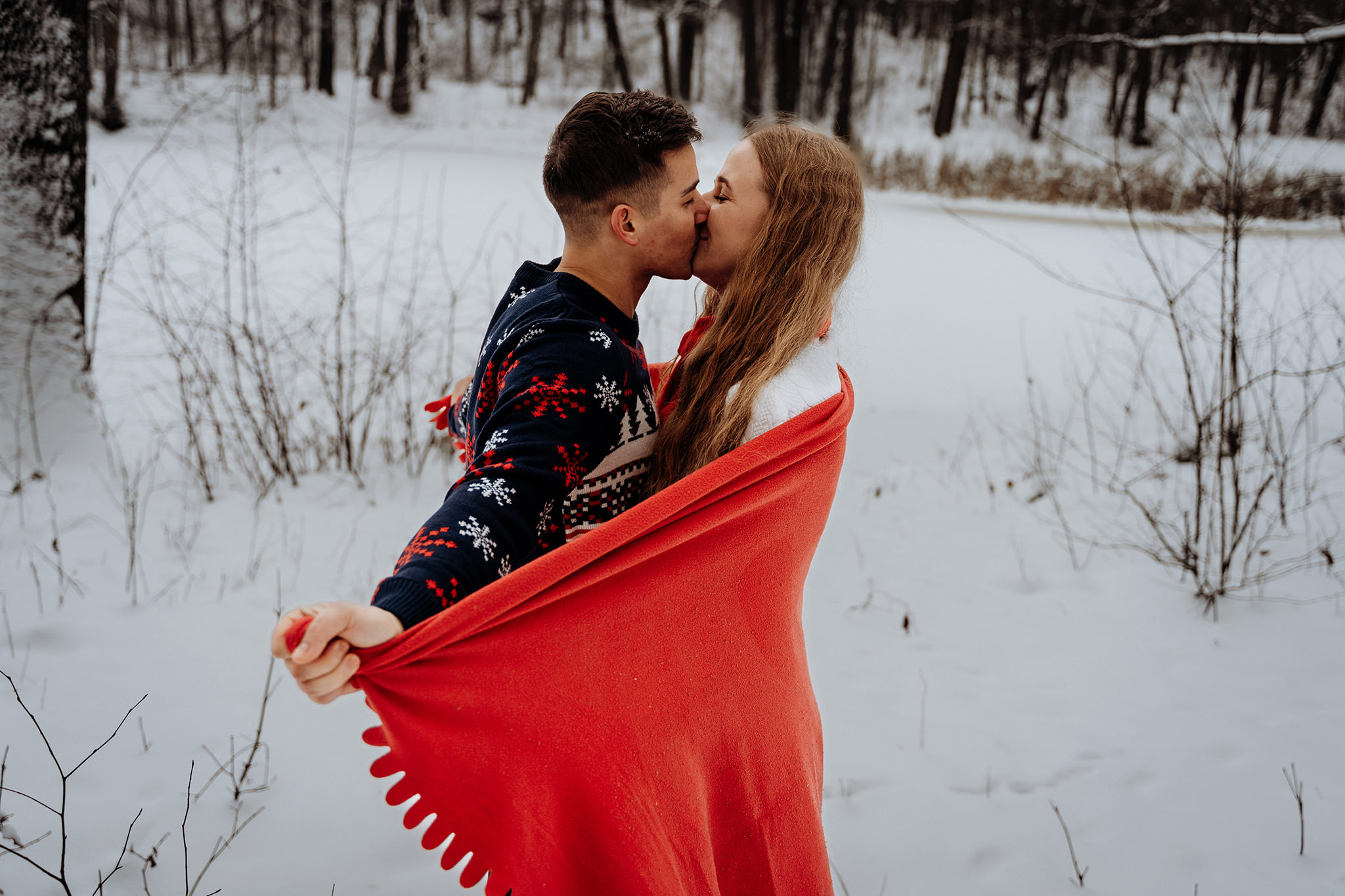 Zimowa sesja fotograficzna narzeczeńska zaręczynowa