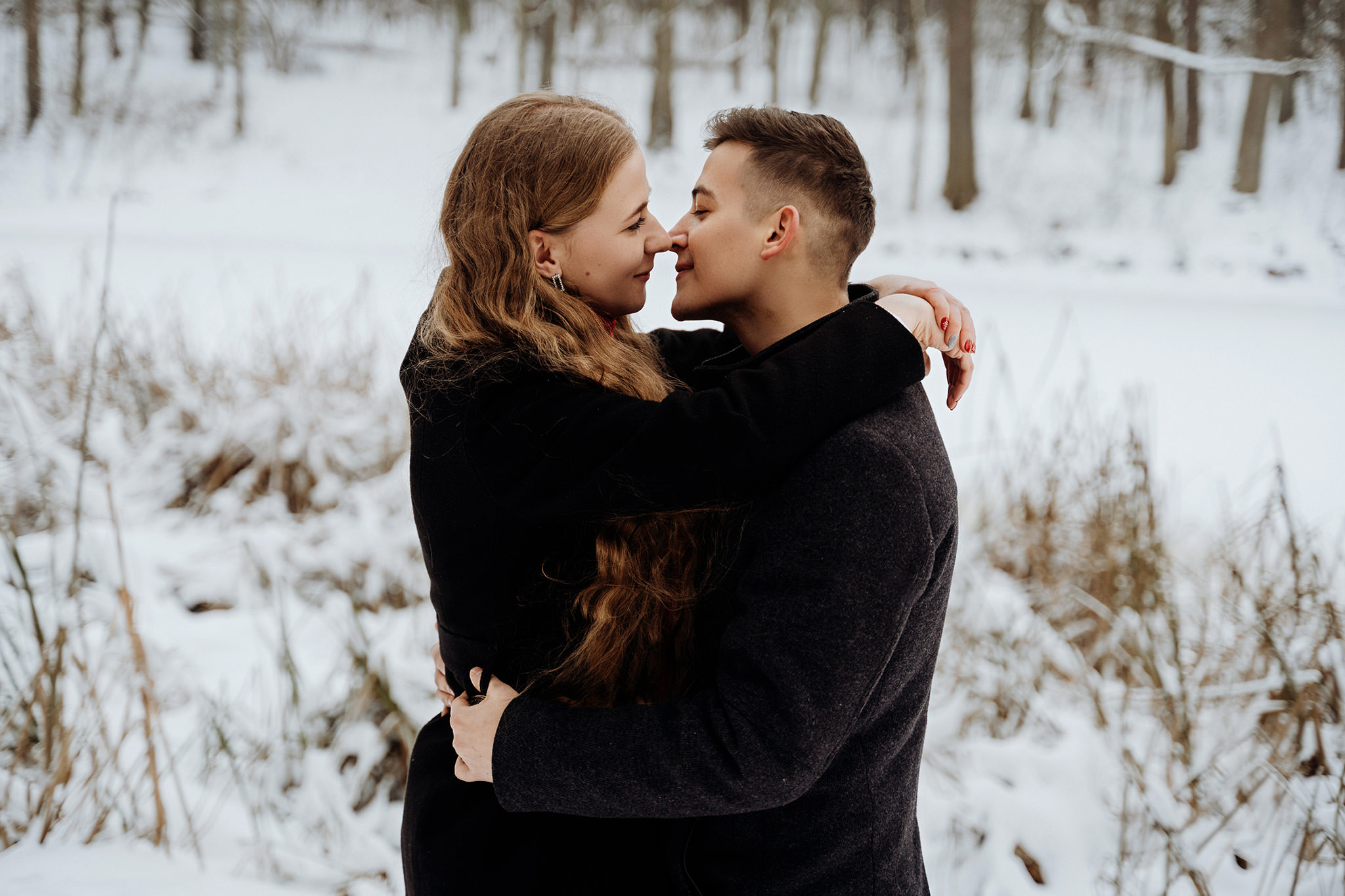 Zimowa sesja fotograficzna narzeczeńska zaręczynowa