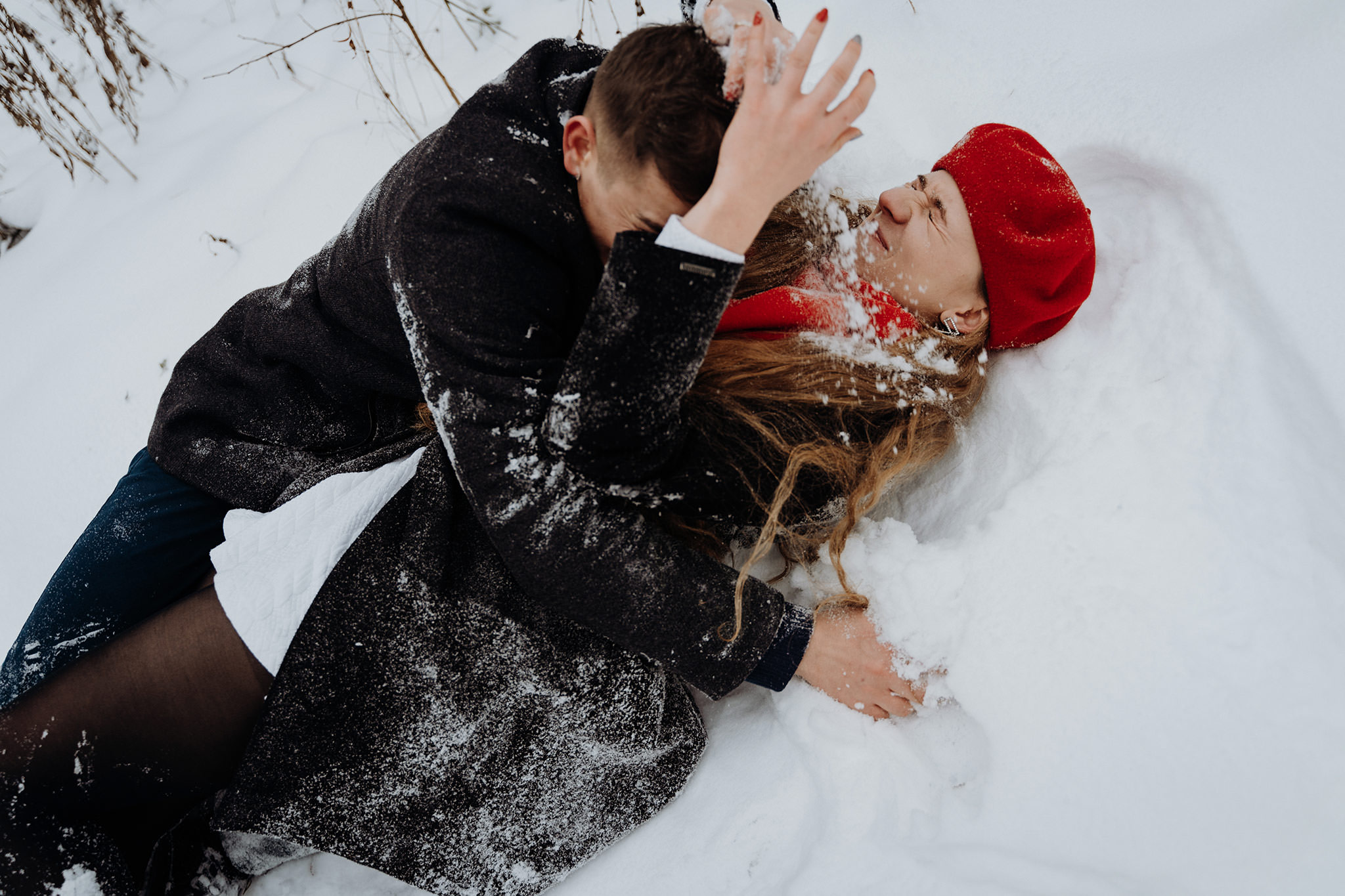 Zimowa sesja fotograficzna narzeczeńska zaręczynowa