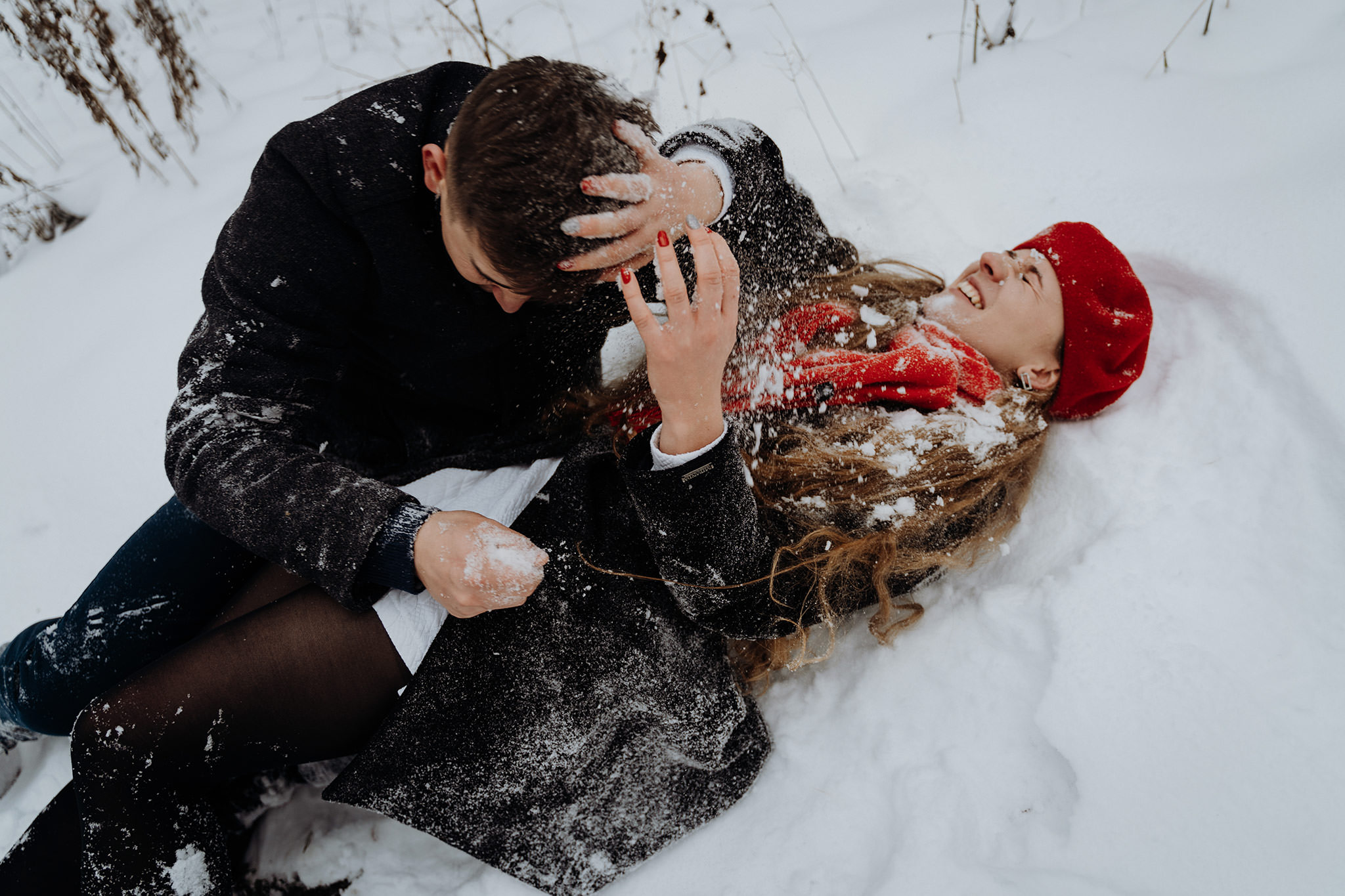 Zimowa sesja fotograficzna narzeczeńska zaręczynowa