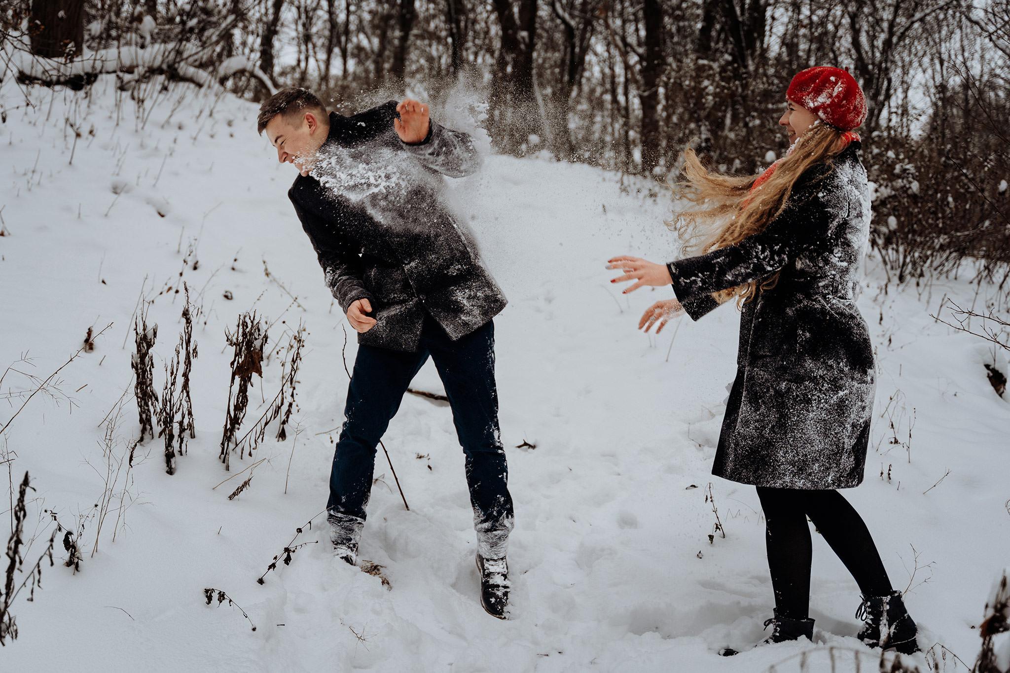 Zimowa sesja fotograficzna narzeczeńska zaręczynowa