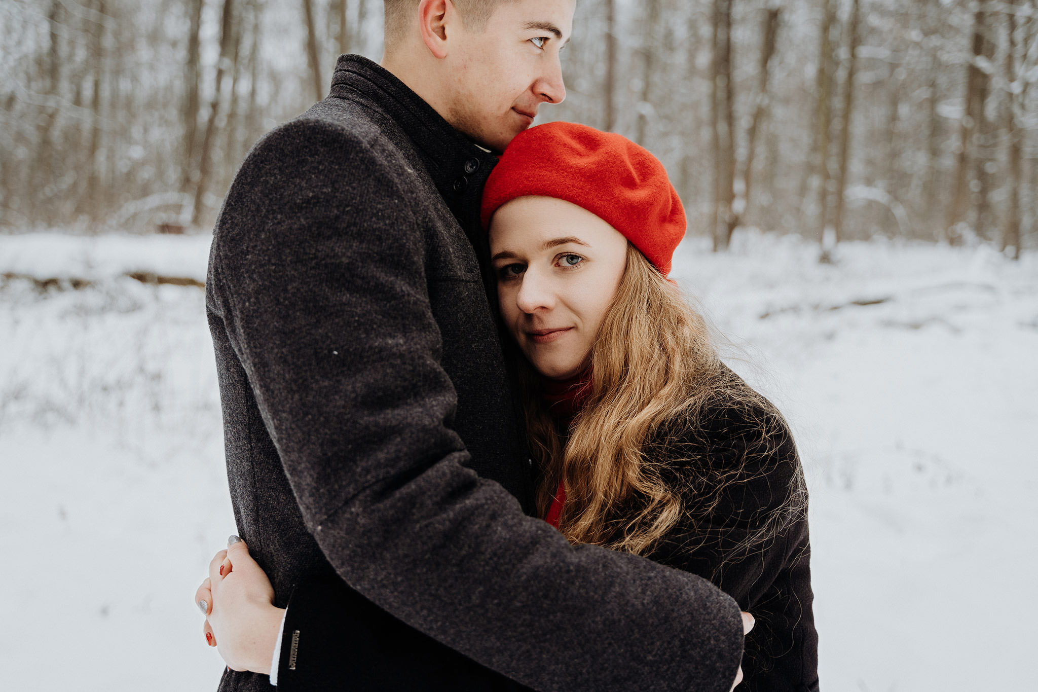 Zimowa sesja fotograficzna narzeczeńska zaręczynowa