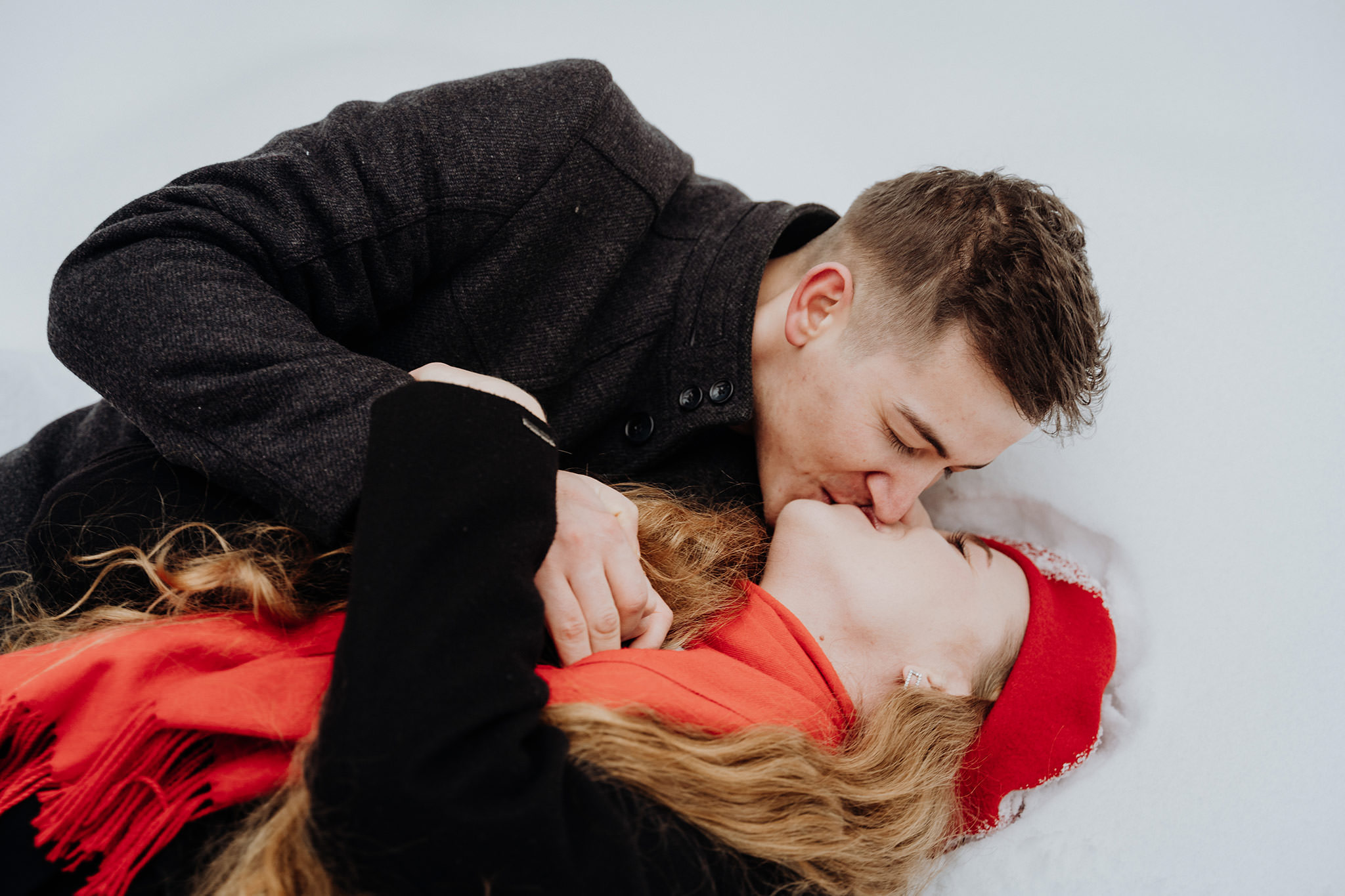 Zimowa sesja fotograficzna narzeczeńska zaręczynowa